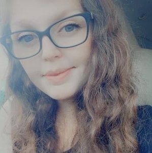 Meet your Posher, Caitlin